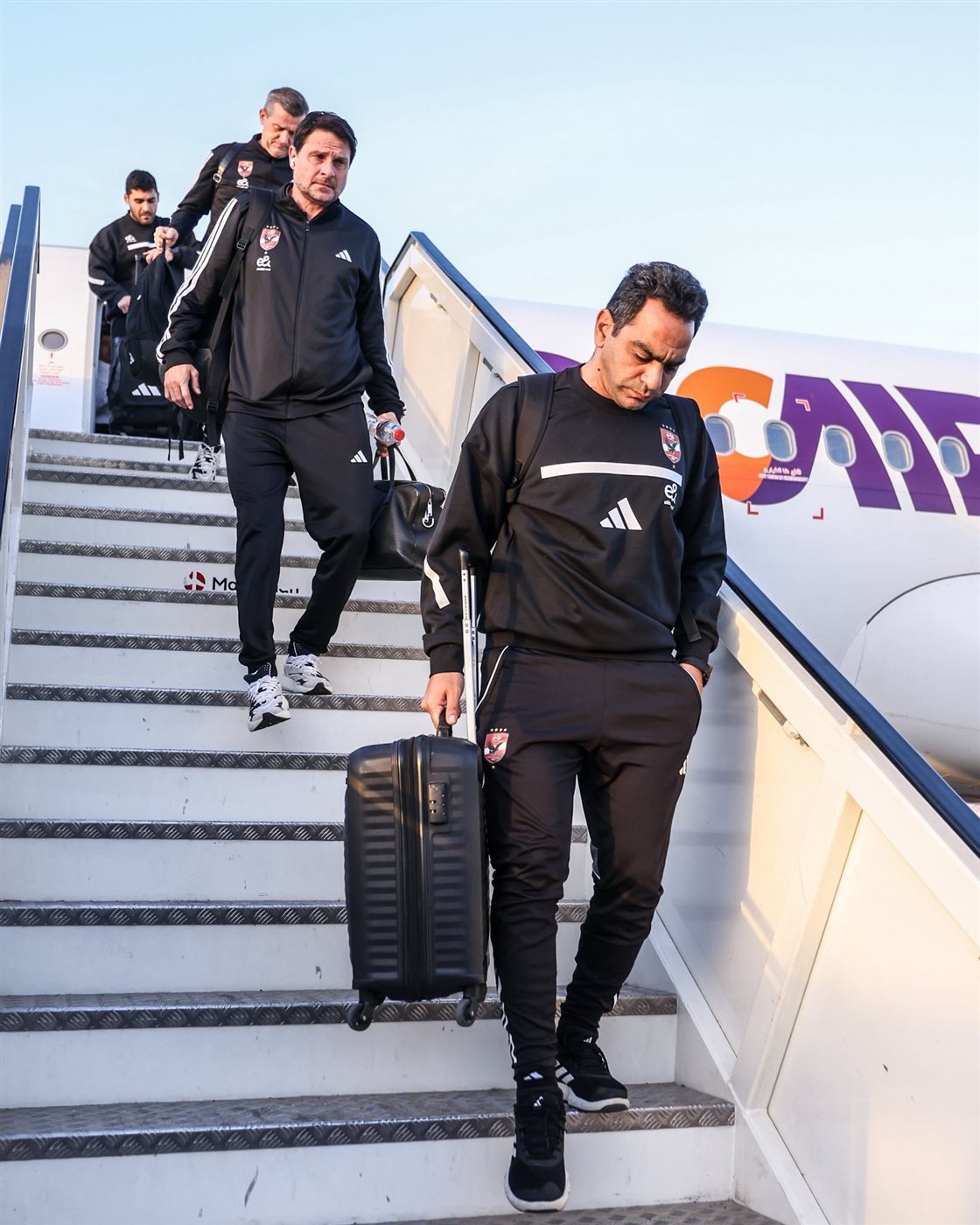 <strong>بعثة الأهلي تصل إلى القاهرة بعد التعادل مع شبيبة القبائل&nbsp;</strong>