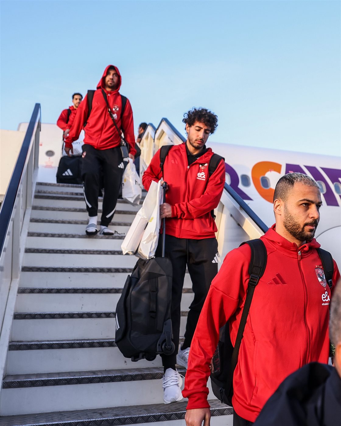 <strong>بعثة الأهلي تصل إلى القاهرة بعد التعادل مع شبيبة القبائل&nbsp;</strong>