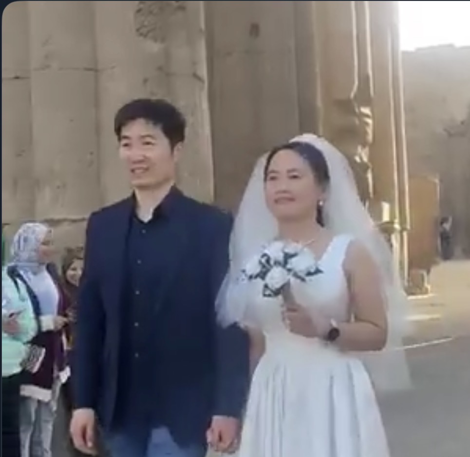 زفاف في أحضان معبد الأقصر لسائح صيني&nbsp;