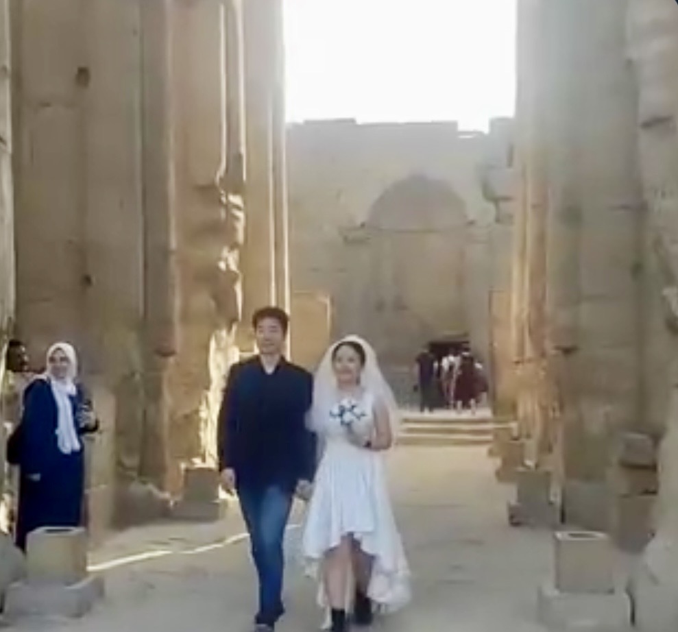 زفاف في أحضان معبد الأقصر لسائح صيني&nbsp;