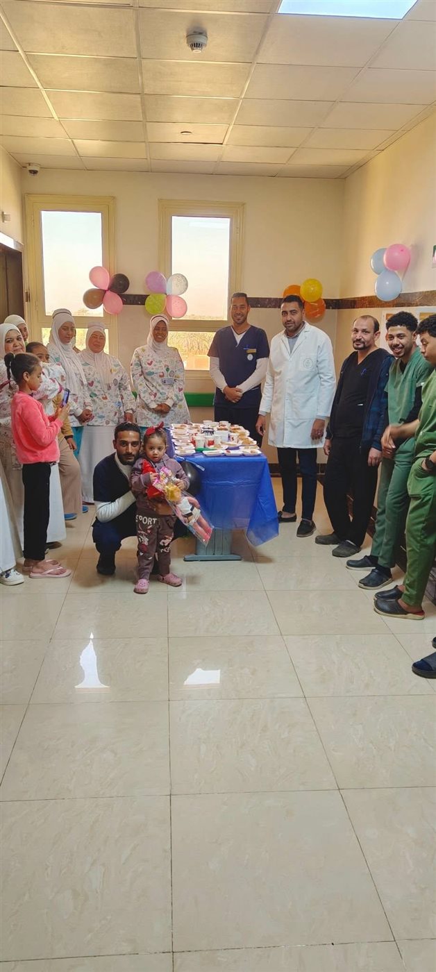 أطباء العديسات يحتفلون بنجاة طفلة