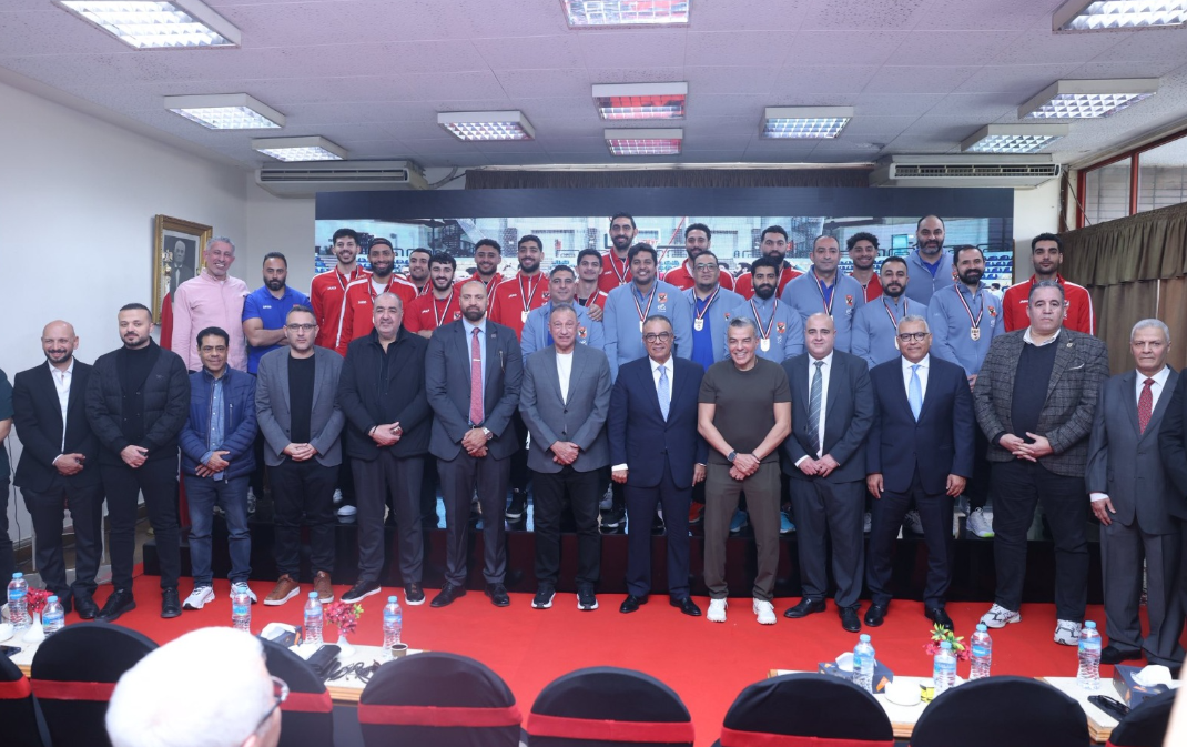 اتحاد السلة يسلم النادي الأهلي كأس دوري المرتبط