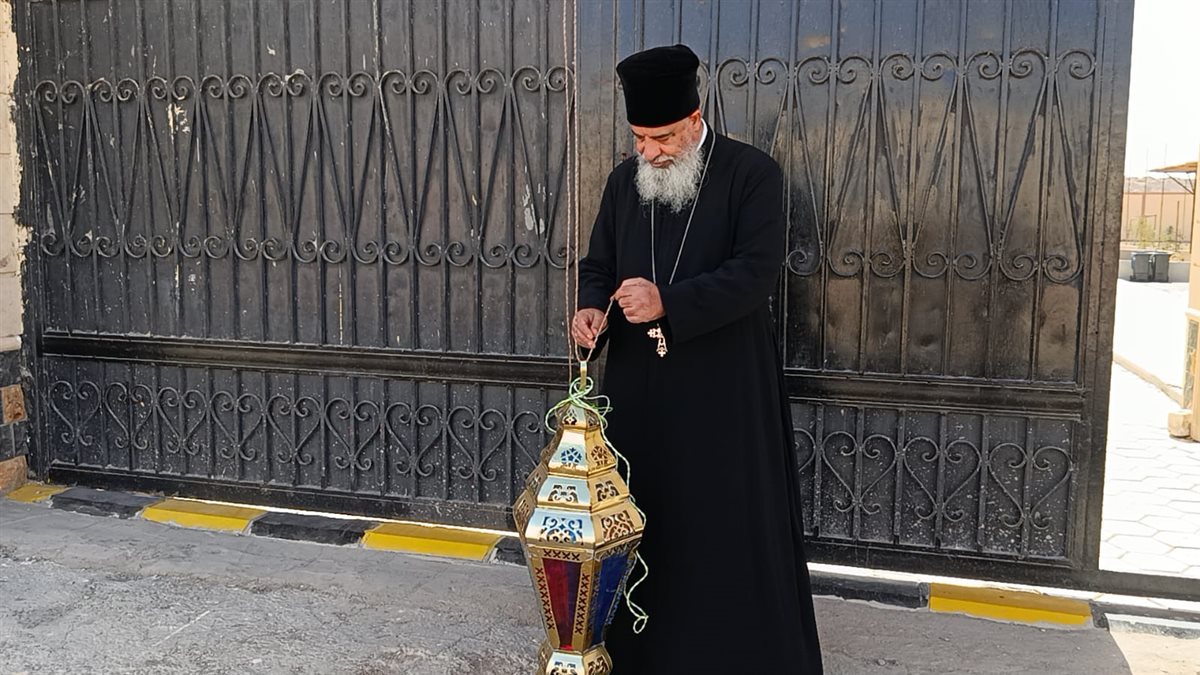 قمص يزين الكنيسة بفانوس رمضان بالغردقة 