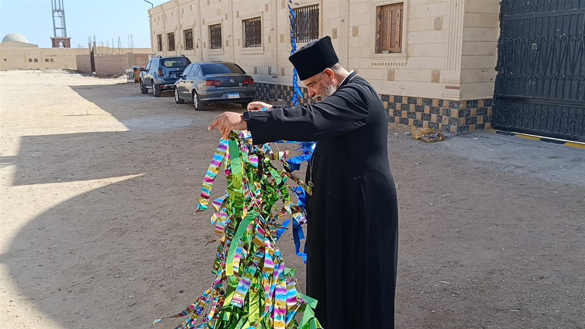 قمص يزين الكنيسة بفانوس رمضان بالغردقة 