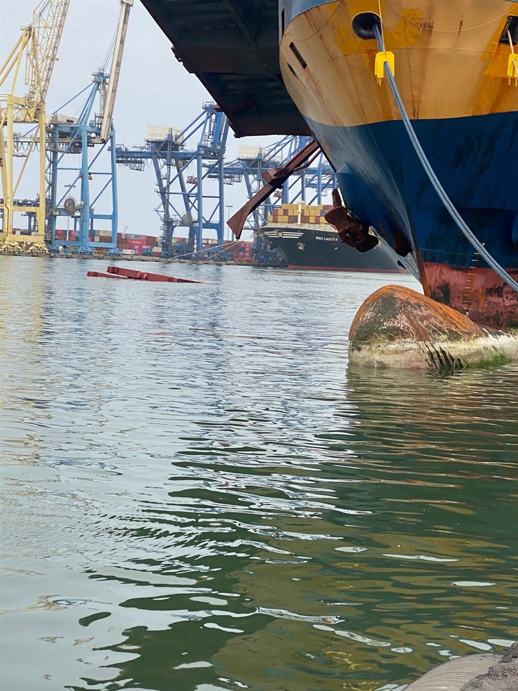 سقوط ونش تحميل حاويات بميناء الدخيلة