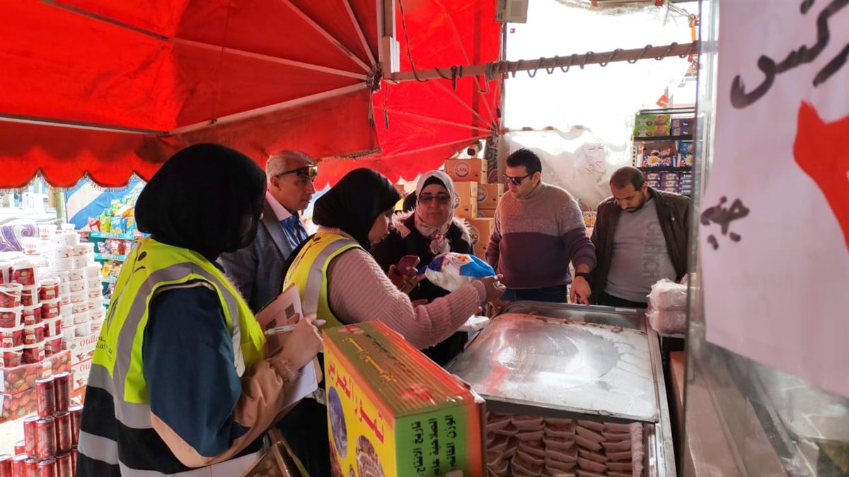 ضبط كميات من الأغذية غير الصالحة خلال حملة مكبرة لحي الزهور ببورسعيد