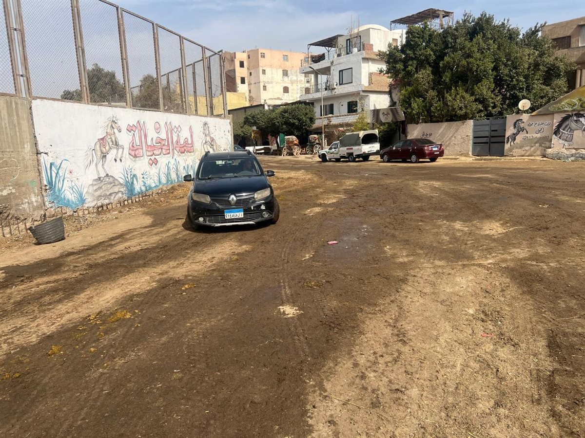 وزيرة البيئة توجه بالتعامل الفورى مع المخلفات بأحد الشوارع القريبة من الأهرامات