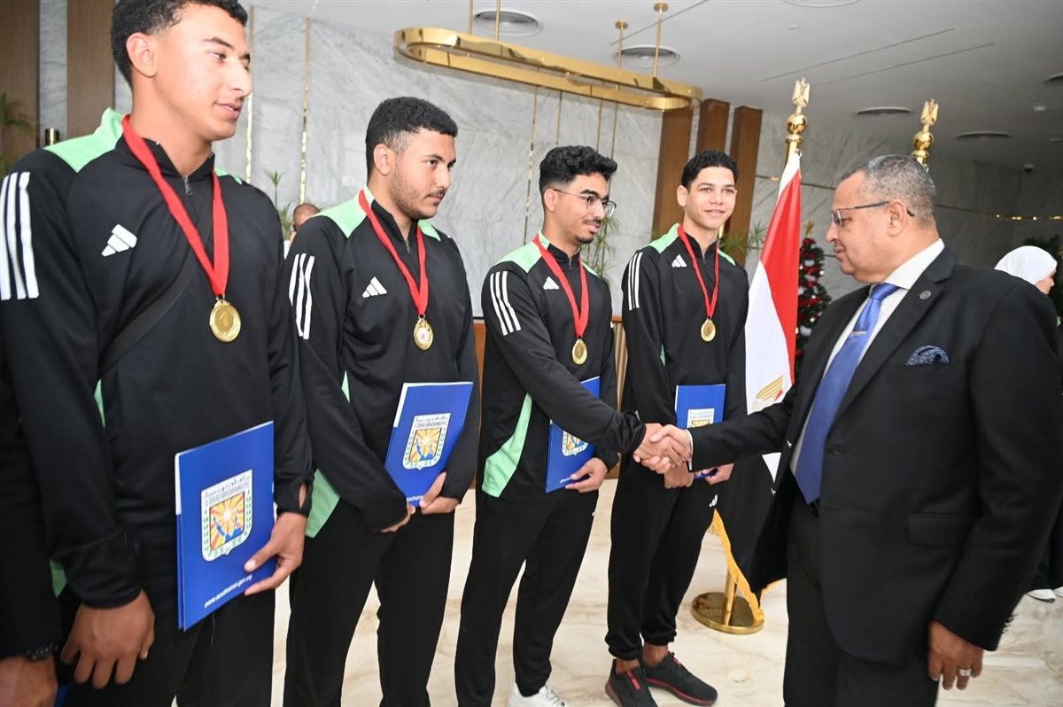 محافظ جنوب سيناء يكرم أبطال المحافظة الفائزين بالأولمبياد 