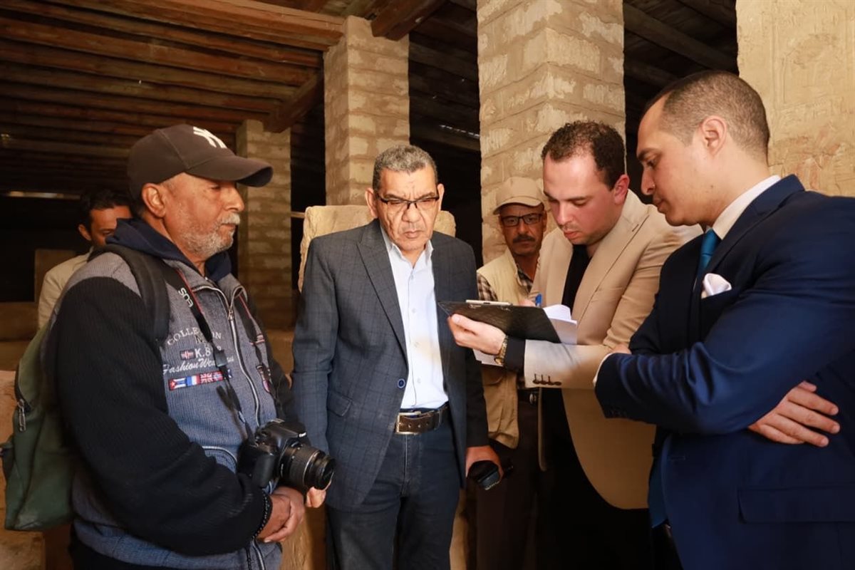 <strong>النيابة الإدارية تجري معاينة في واقعة سرقة لوحة أثرية حجرية من داخل المقبرة بمنطقة آثار سقارة</strong>