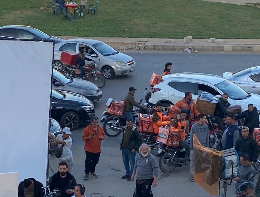عمال توصيل لاحدى الشركات يتسببون في تعطيل تصوير مسلسل وفاء عامر السرايا الصفرا