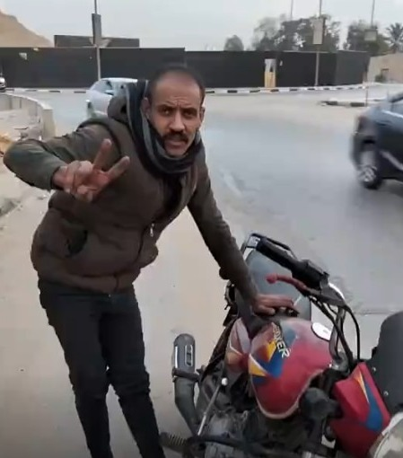 شخص بدراجة نارية بدون مفتاح ورخص