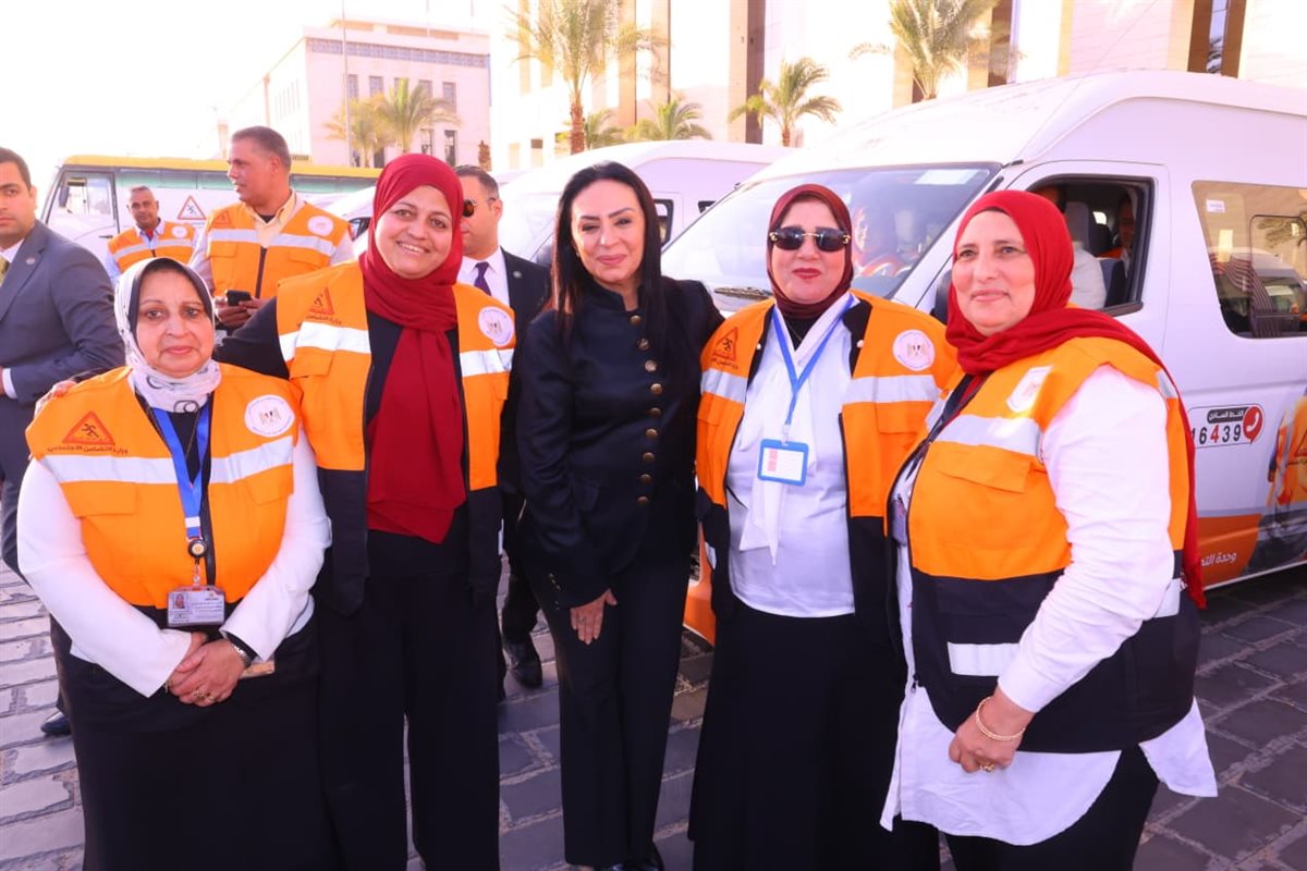 وزيرة التضامن تشهد اصطفاف فرق التدخل السريع والهلال الأحمر المصري لتعزيز سرعة الاستجابة لحالات الأطفال والكبار بلا مأوى
