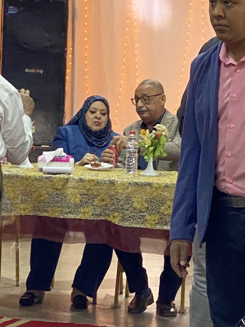 زوج يحتفل بتقاعد زوجتة على المعاش بكلمات مؤثرة&nbsp;