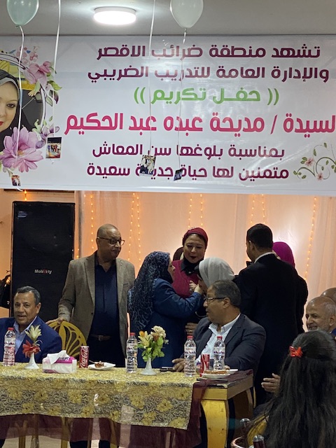 زوج يحتفل بتقاعد زوجتة على المعاش بكلمات مؤثرة&nbsp;