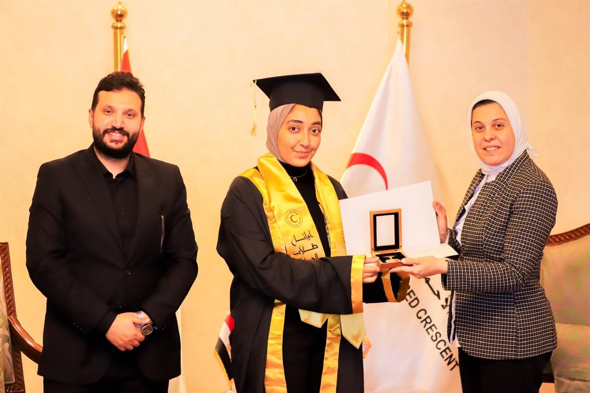 الهلال الأحمر المصري يكرم متطوعيه من طلاب الثانوية العامة