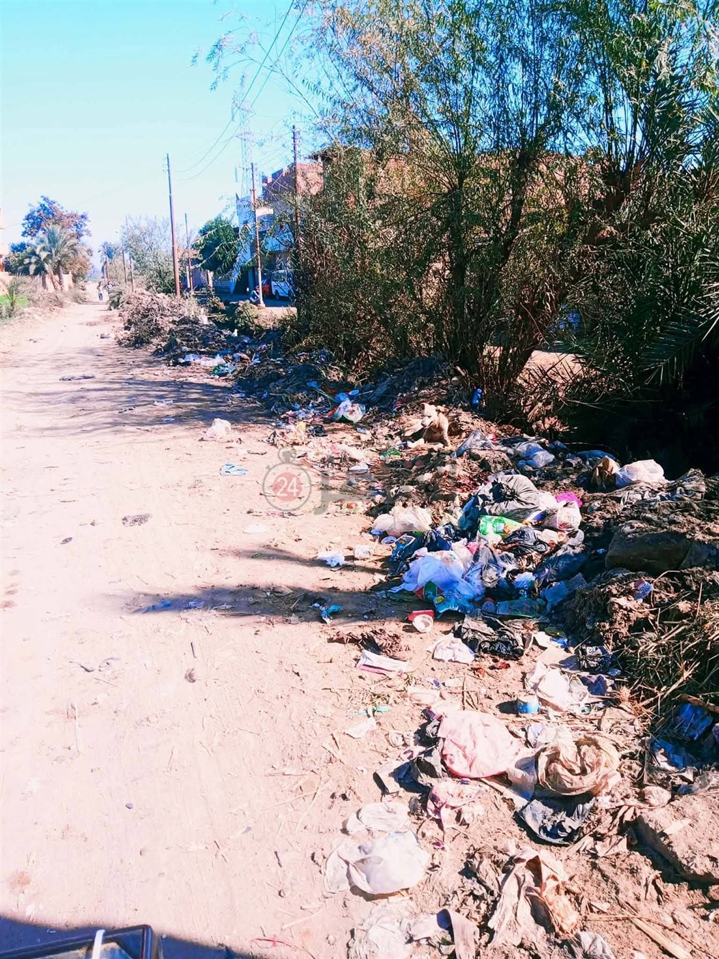  أعمدة إنارة متساقطة بالأرض 