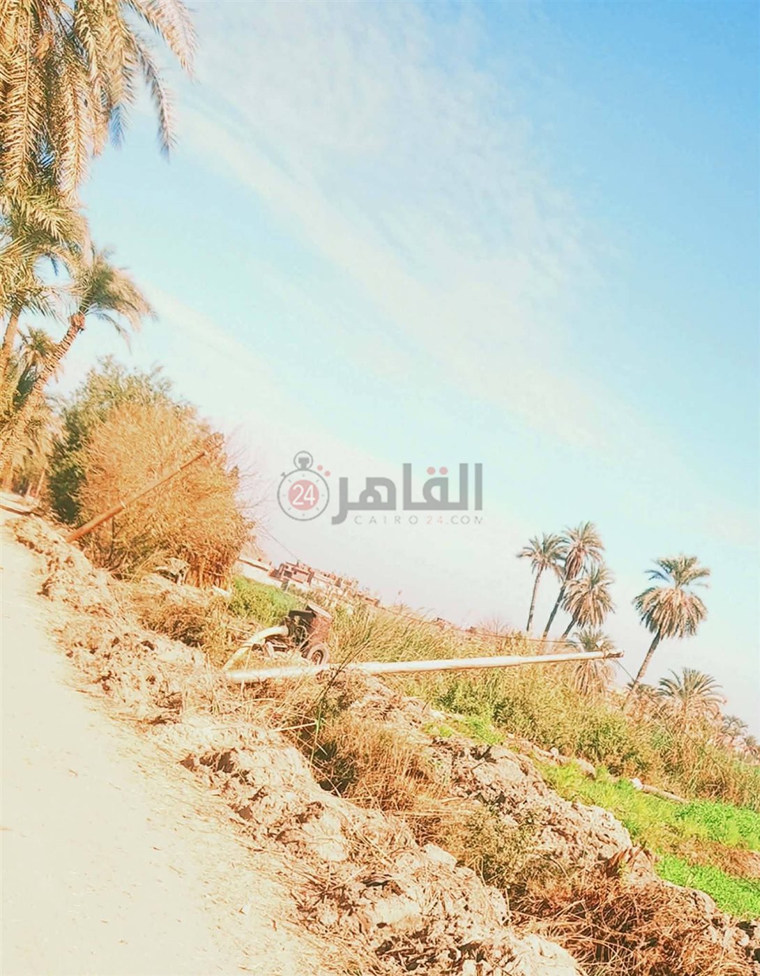  أعمدة إنارة متساقطة بالأرض 