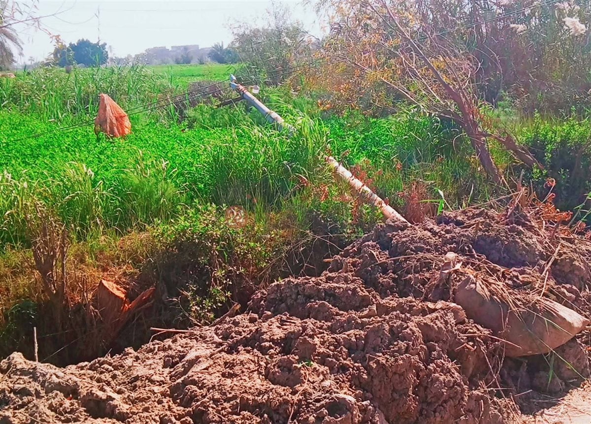  أعمدة إنارة متساقطة بالأرض 
