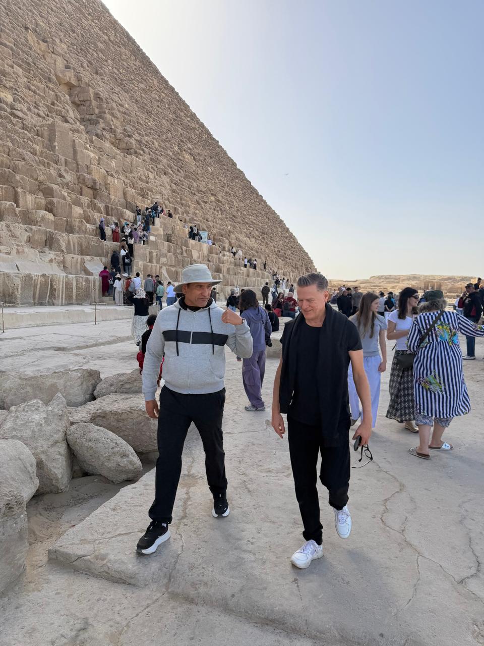 النجم العالمي براين آدمز ينبهر بعظمة الأهرامات&nbsp;