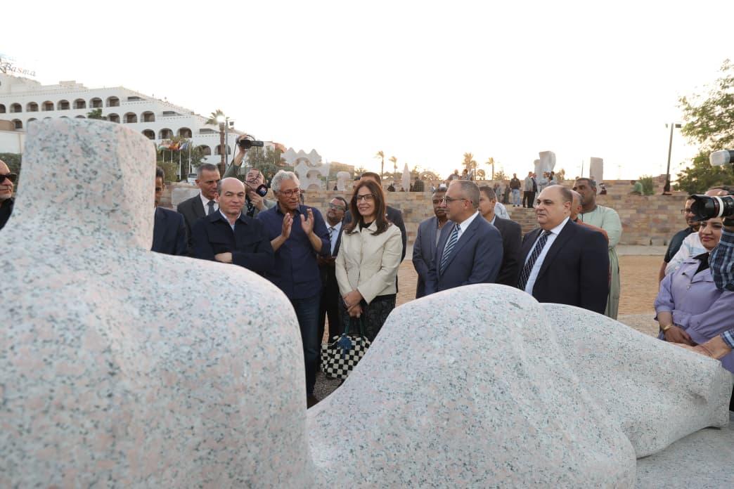 الوزيرة تتفقد السمبوزيوم