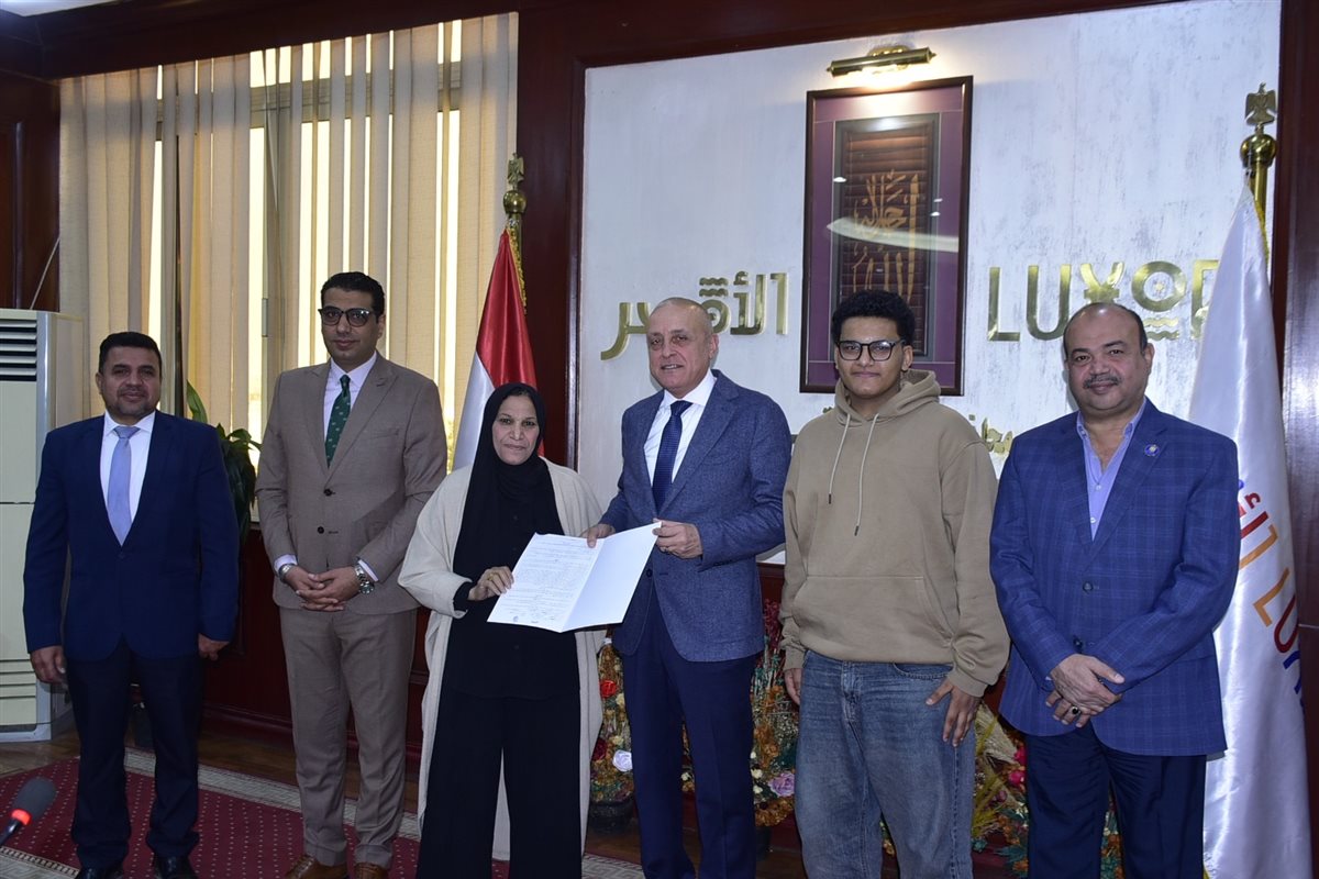 محافظ الأقصر يسلم مساكن الطود وسط فرحة الأهالي