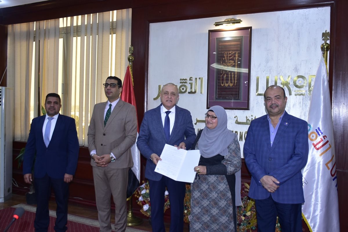 محافظ الأقصر يسلم مساكن الطود وسط فرحة الأهالي