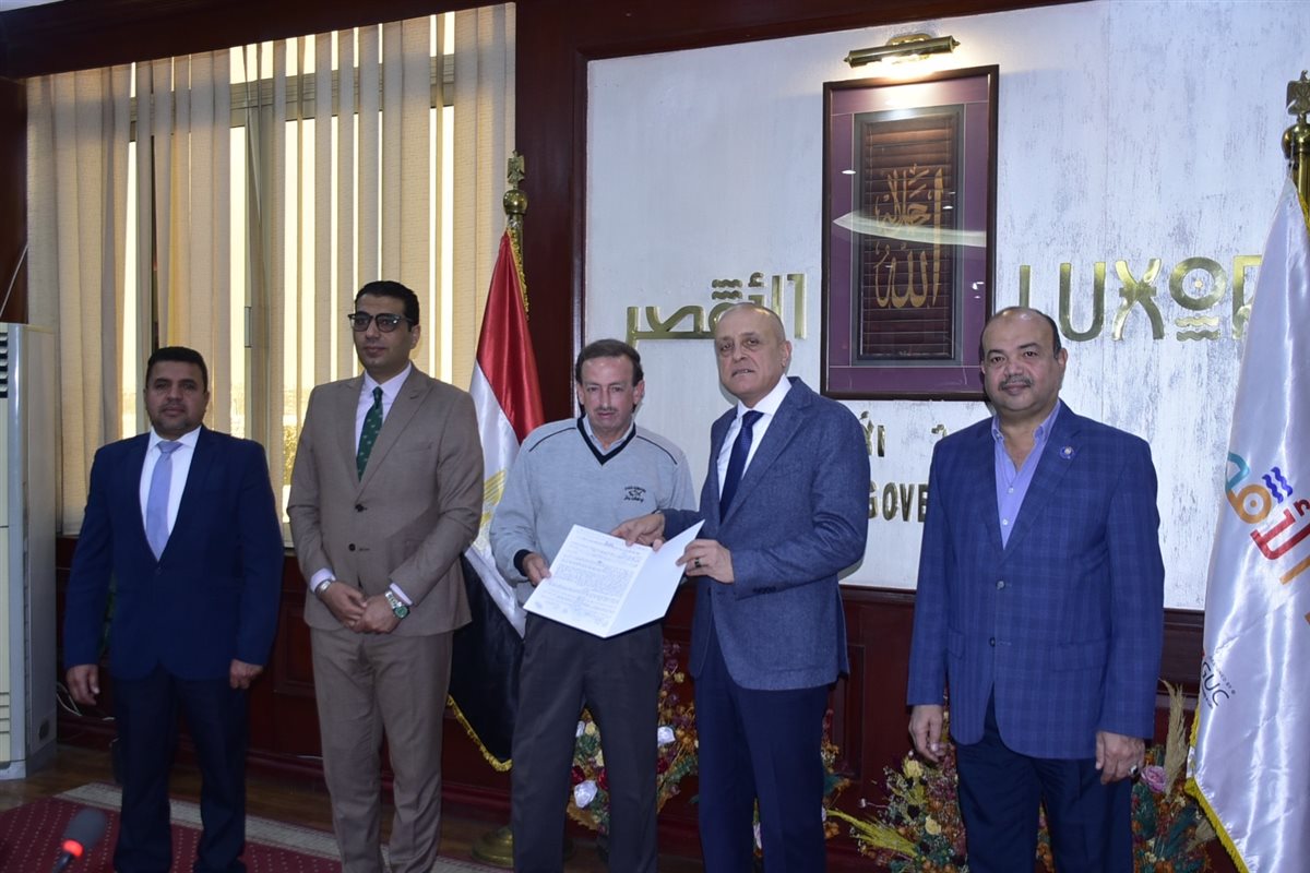 محافظ الأقصر يسلم مساكن الطود وسط فرحة الأهالي