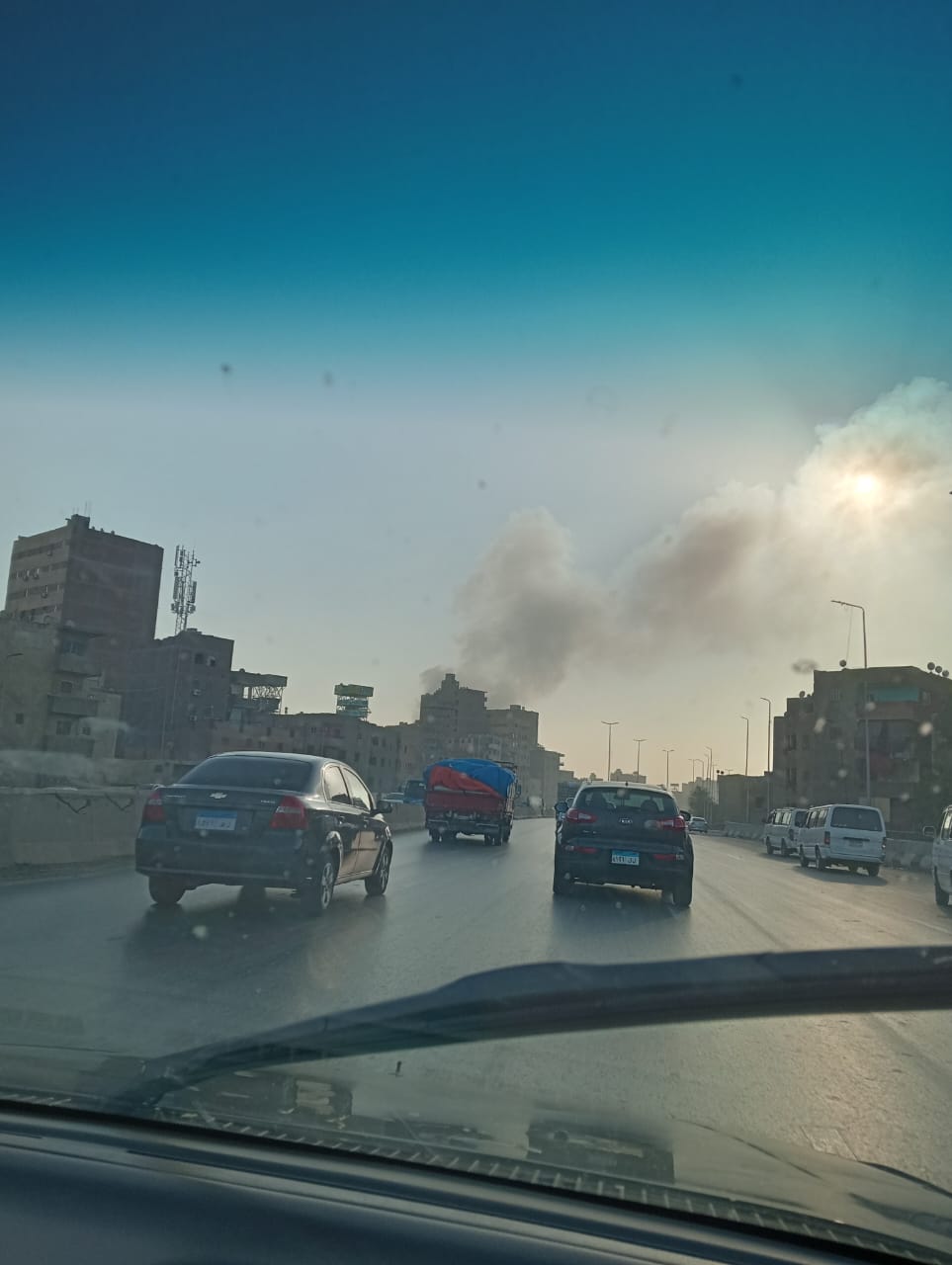تصاعد أدخنة كثيفة بجوار الطريق الدائري على طريق المحور بالقاهرة