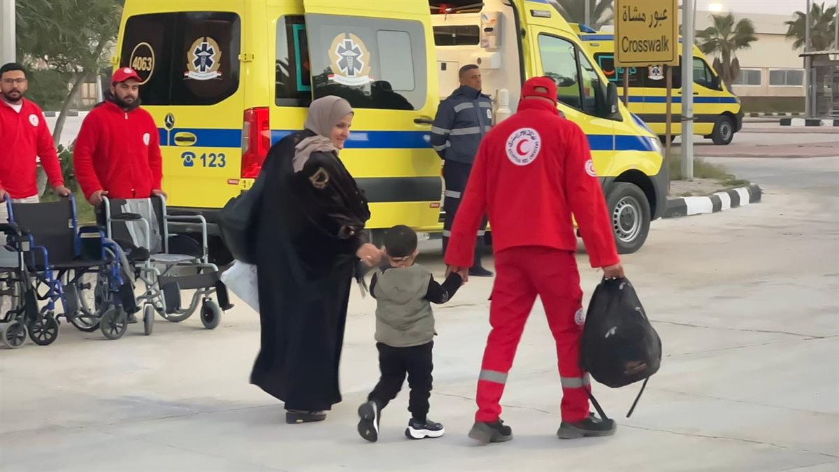 &nbsp;الهلال الأحمر المصري يستقبل الدفعة الـ 11 من الأشقاء الفلسطينيين&nbsp;