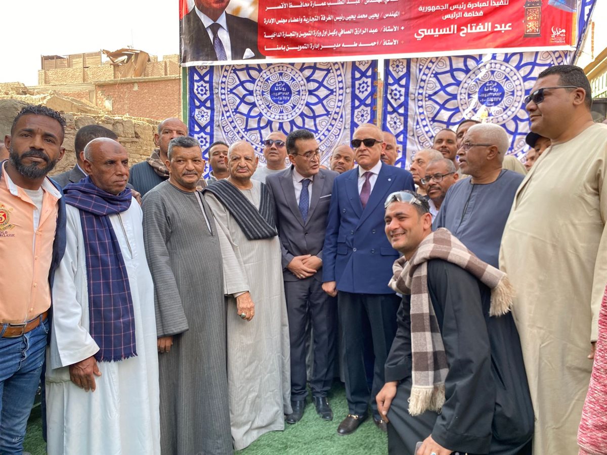 جولة محافظ الأقصر في إسنا وسط فرحة الأهالي&nbsp;