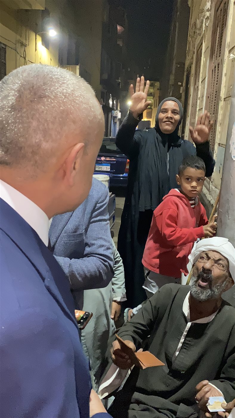 محافظ الأقصر يتوقف لمسن قعيد&nbsp;