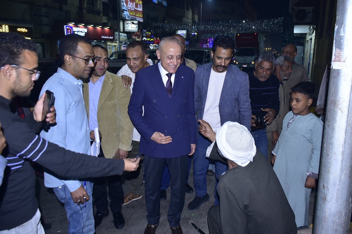 محافظ الأقصر يتوقف لمسن قعيد&nbsp;