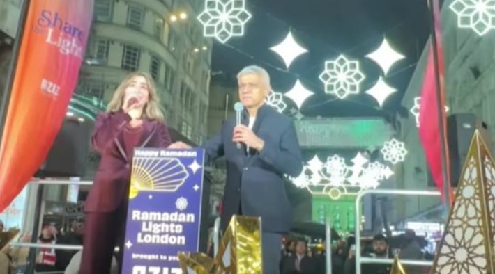 &nbsp;صادق خان عمدة لندن خلال مراسم تشغيل أضواء رمضان في ويست إند الإنجليزية