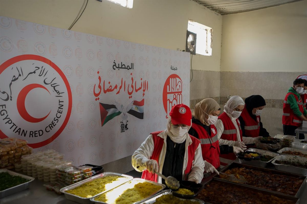 &nbsp;المطبخ الإنساني الرمضاني للهلال الأحمر يقدم مليون وجبة للأشقاء الفلسطينيين في غزة