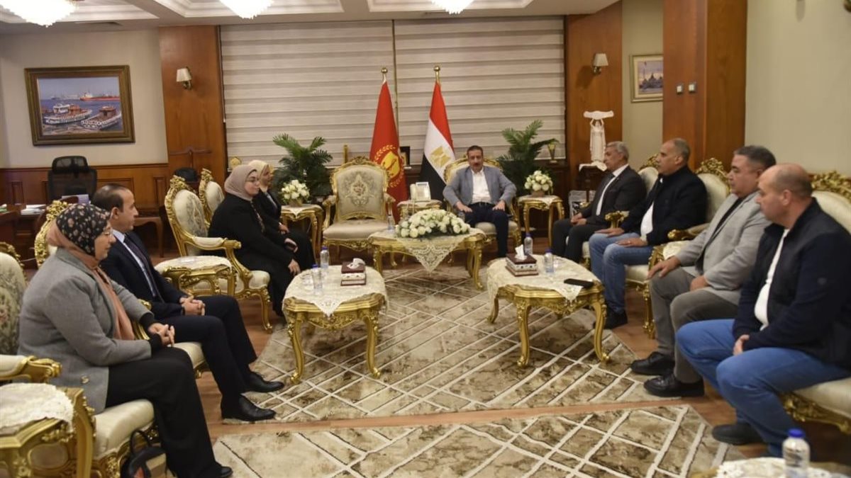 لقاء محافظ بورسعيد الأول بـ رؤساء الأحياء - قص