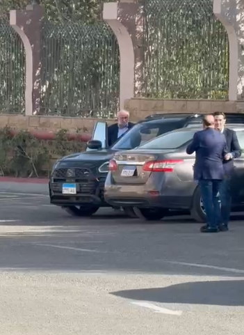 وصول جثمان والدة الفنان نبيل علي ماهر بحضور زوجته ميرفت أبو عوف