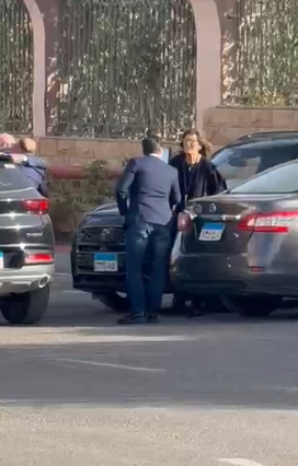وصول جثمان والدة الفنان نبيل علي ماهر بحضور زوجته ميرفت أبو عوف