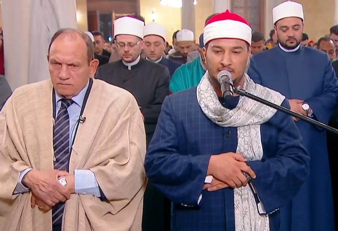 بإمامة الدكتور أحمد نعينع ومتسابق دولة التلاوة بلال سيف.. مئات المصلين يؤدون أول صلاة تراويح بالإمام الحسين&nbsp;