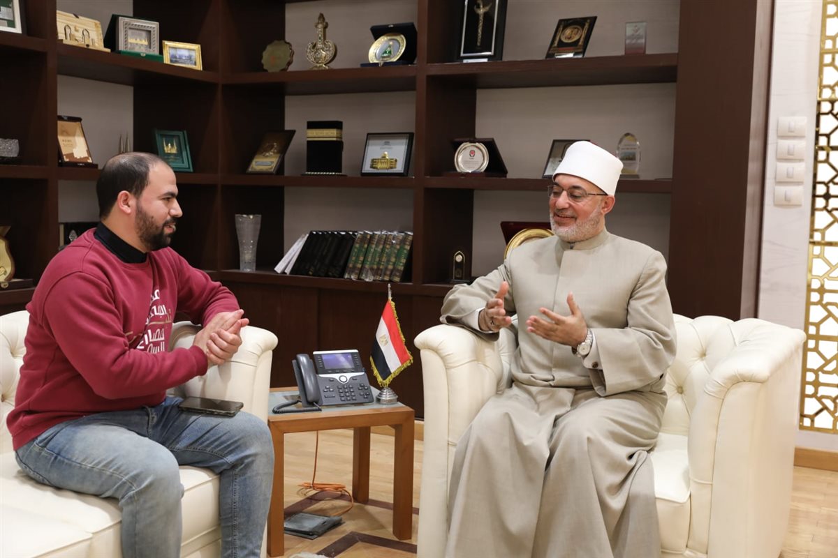 الدكتور نظير عياد مفتي الجمهورية مع محرر القاهرة 24
