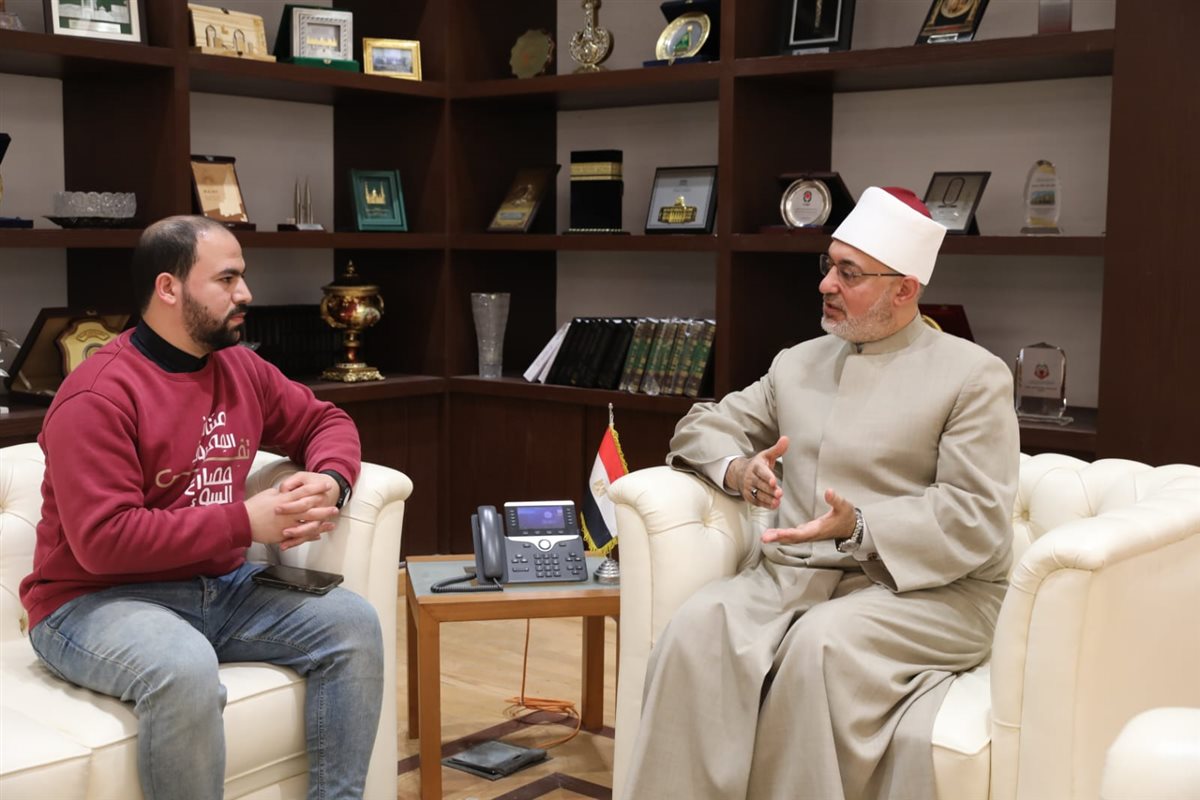 الدكتور نظير عياد مفتي الجمهورية مع محرر القاهرة 24