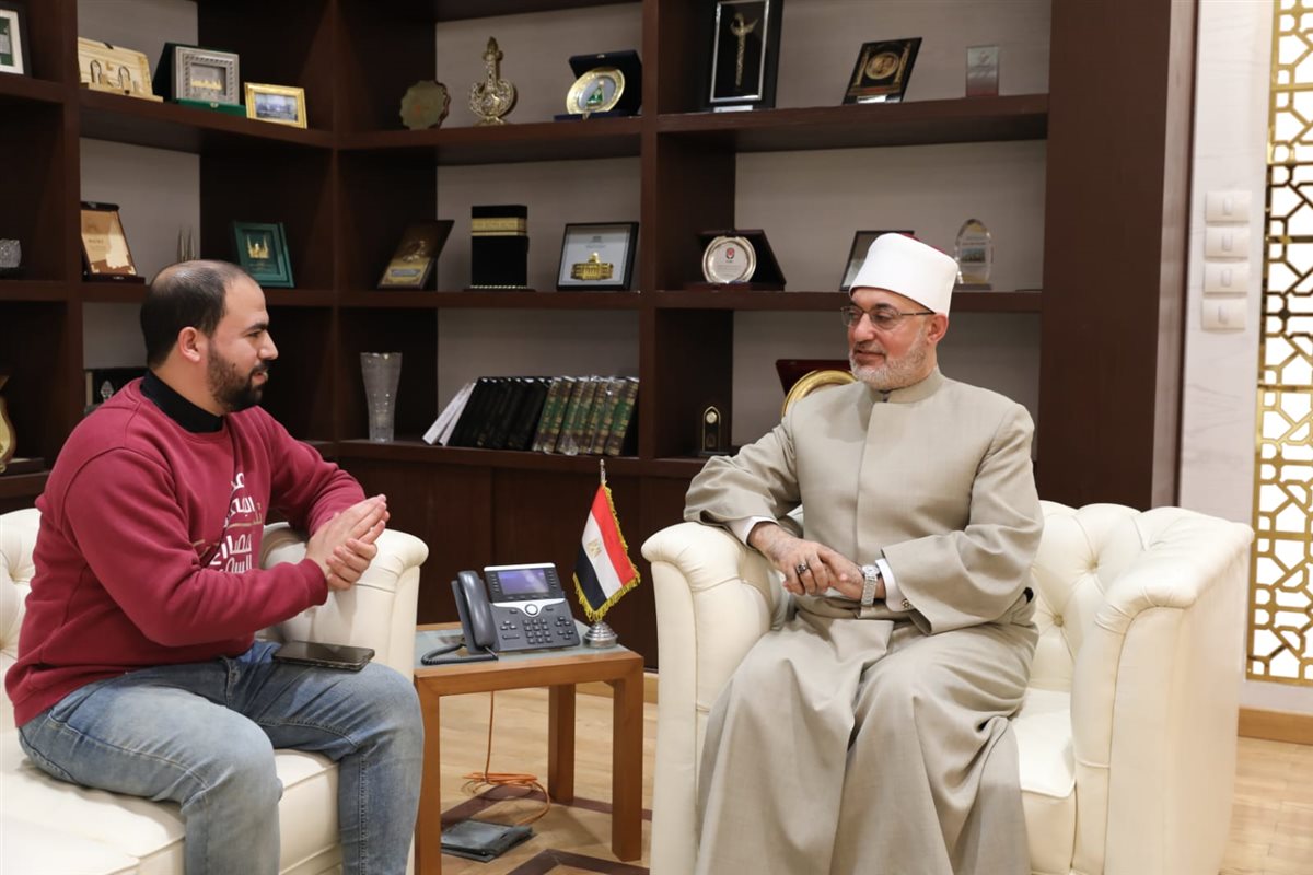 الدكتور نظير عياد مفتي الجمهورية مع محرر القاهرة 24