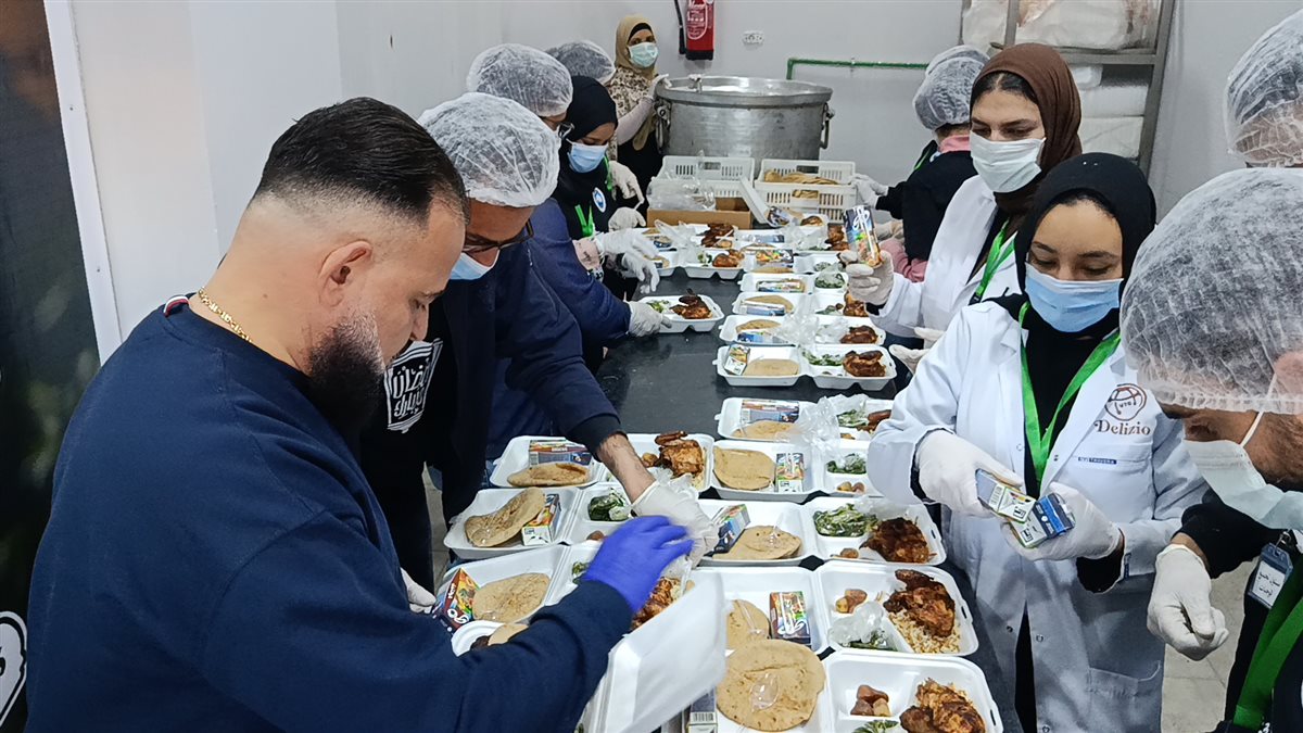 قبطي يقيم اكبر مائدة بالغردقة 
