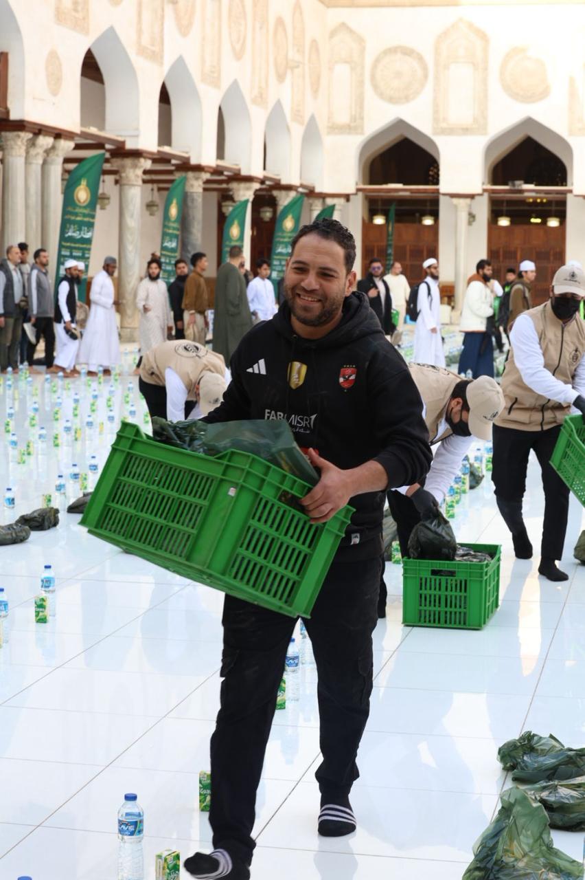 بواقع 7 آلاف وجبة.. وكيل الأزهر يتفقد تجهيزات إفطار بيت الزكاة الجماعي بالجامع الأزهر في أول أيام شهر رمضان