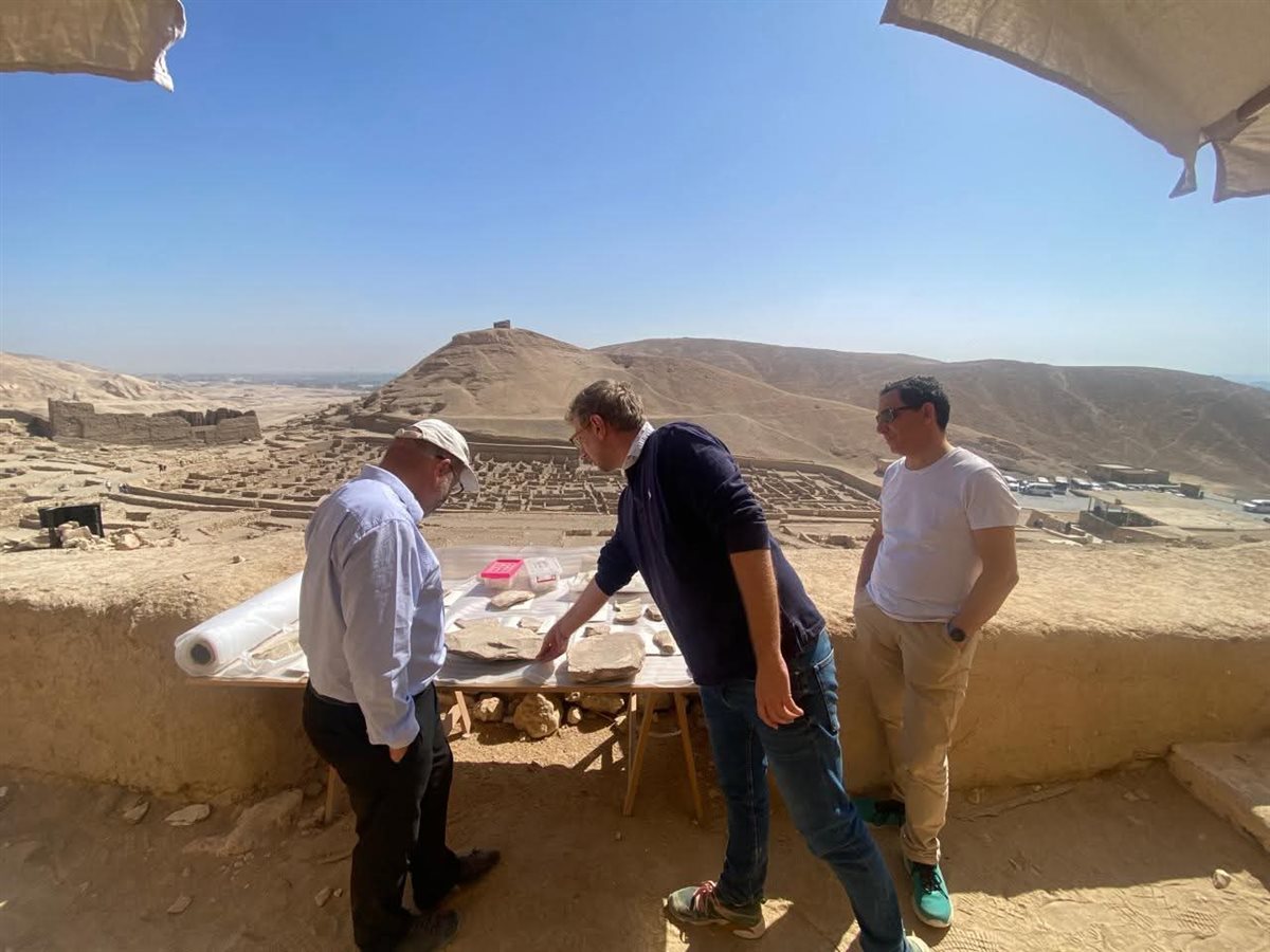 مدير المعهد الفرنسي للآثار الشرقية يتفقد أعمال البعثة الأثرية بدير المدينة
