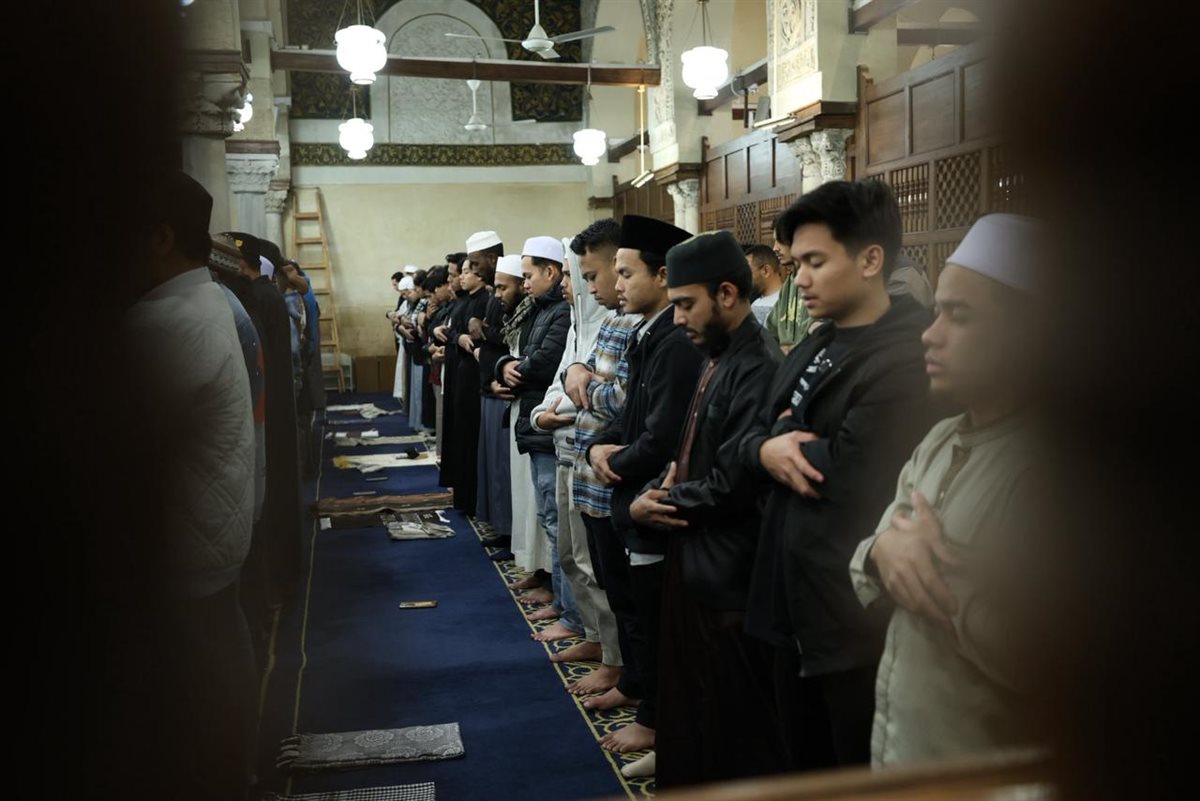 بقراءات قنبل وخلاد والدوري.. آلاف المصلين يؤدون صلاتي العشاء والتراويح بالجامع الأزهر في الليلة الثانية من رمضان