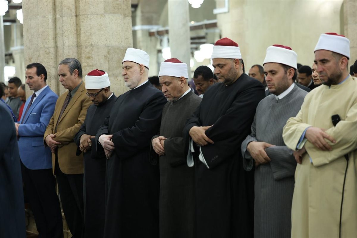 بقراءات قنبل وخلاد والدوري.. آلاف المصلين يؤدون صلاتي العشاء والتراويح بالجامع الأزهر في الليلة الثانية من رمضان