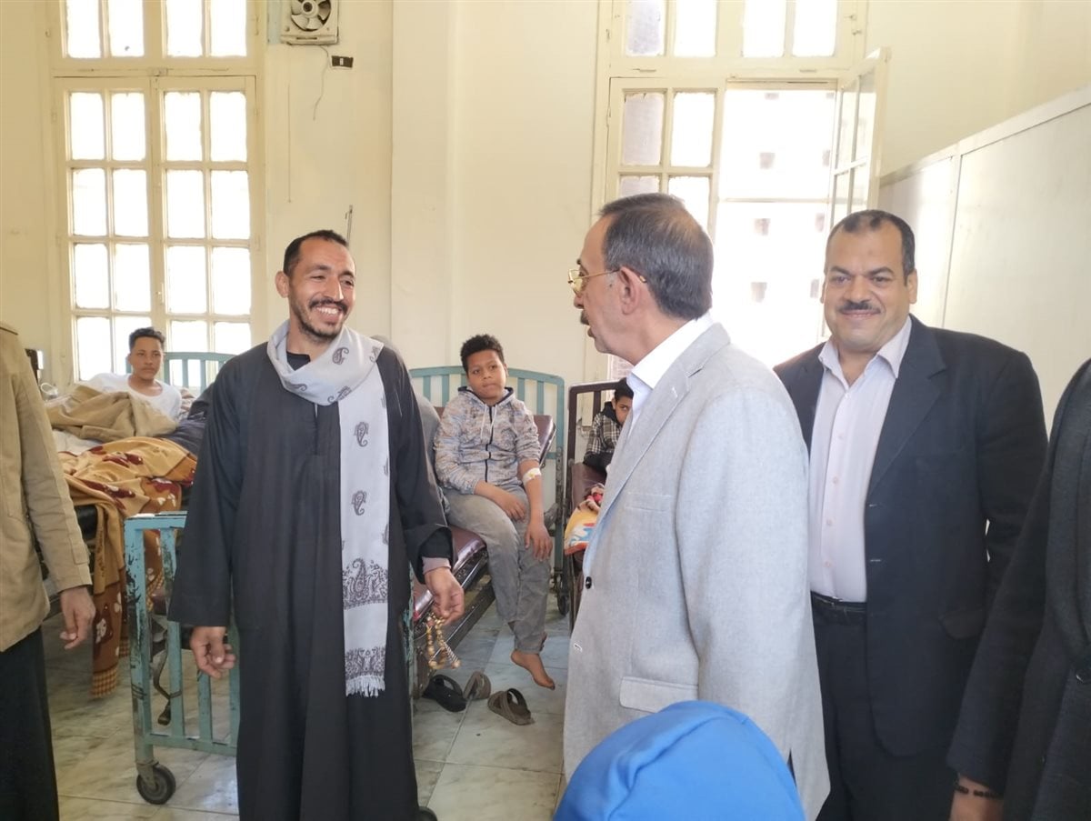 محافظ سوهاج يطمئن على مصابي تسمم البوظة