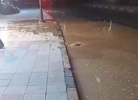 كسر بماسورة مياه بالممشى السياحي في الغردقة