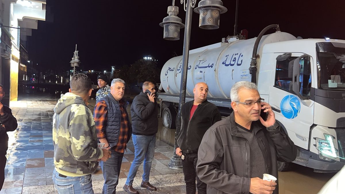 رئيس حي جنوب الغردقة يتابع كسر خط مياه 