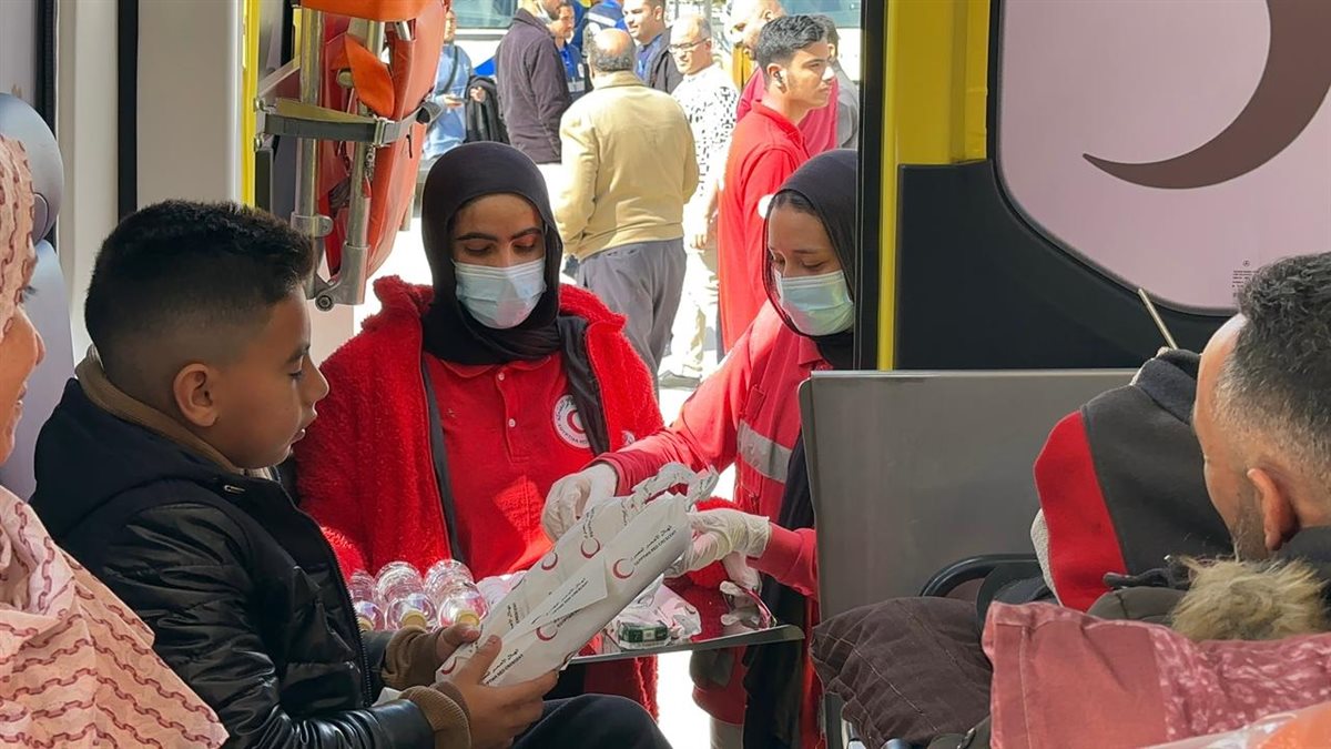 الهلال الأحمر المصري يواصل خدماته الإنسانية للدفعة الـ 16 من الفلسطينيين